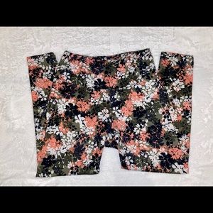 Marika - Floral Capri Leggings